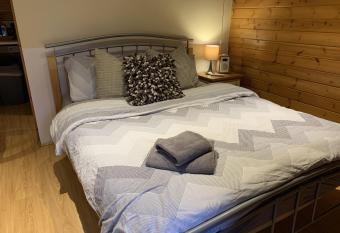 Southernwood - Garden Lodge 5 allows 18 year olds to book a room