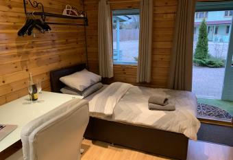 Southernwood - Garden Lodge 6 allows 18 year olds to book a room