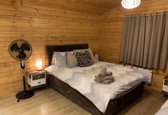 Southernwood - Garden Lodge 9 allows 18 year olds to book a room