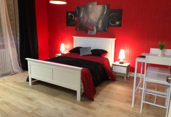 Chambres priv  es Calais Ferry-Port-Place d armes allows 18 year olds to book a room