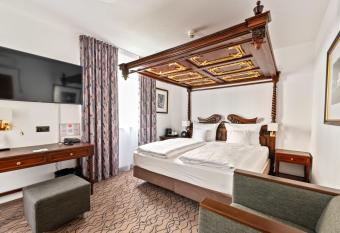 King s Hotel Center Superior allows 18 year olds to book a room