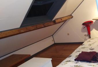 Un studio    louer ds un endroit calme pr  s de la ville de Dinant has Balcony rooms