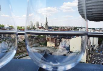 Romantic Studio with Cool City View allows 18 year olds to book a room