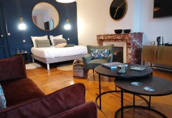 Le 43-3 avec sauna privatif allows 18 year olds to book a room