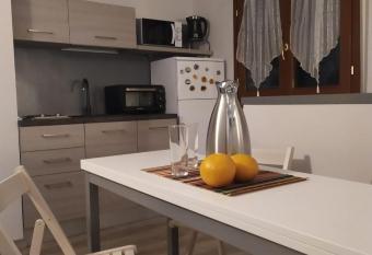 Appartamento in villa con giardino a 300m dal Lago Maggiore allows 18 year olds to book a room