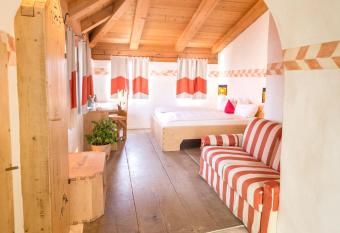 Hotel San Gabriele has rooms with a private hot tub