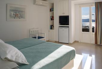 Villa Renos Hotel has rooms with a private hot tub