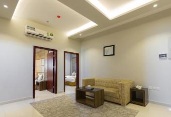 Iwan Alandalusia Hotel suites Almarwah has rooms with a private hot tub