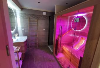 Gite Ni vu ni connu allows 18 year olds to book a room