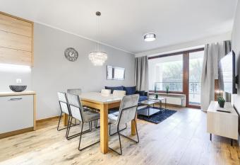 EXCLUSIVE Szczecin Apartment - 2 seperate bedroom 5 star Apartment ***** allows 18 year olds to book a room