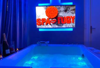 Jacuzzi Privatif SPA TUGY has rooms with a private hot tub