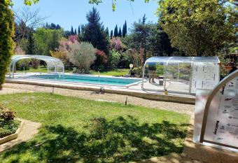 Maison d une chambre avec piscine partagee jardin amenage et wifi a Le Thor has Balcony rooms