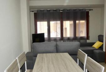 APARTAMENT Encantador al Centre de Vic APTGARBI allows 18 year olds to book a room