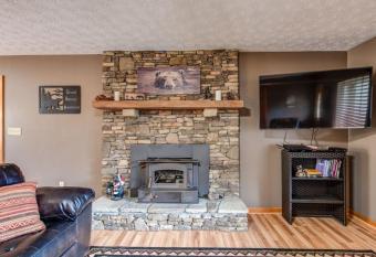 Bearfootin' Retreat in the Great Smoky Mountains by Spirit Homes USA has rooms with a private hot tub