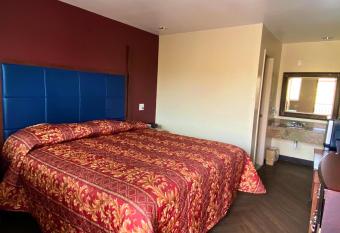 Economy Lodge Texas City Refinery has rooms with a private hot tub