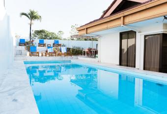 Seaview Hills Luxury Apartments & Rooms has Balcony rooms