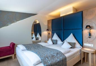 Hotel Das R  bezahl allows 18 year olds to book a room