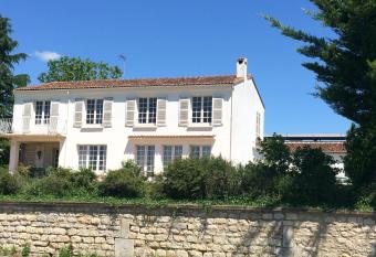La Maison Blanche has Balcony rooms