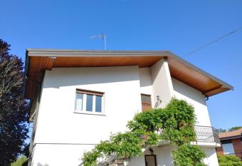 Cottage Lake Lisanza allows 18 year olds to book a room