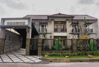 OYO Life 2399 Gerbera House - Kos Putri allows 18 year olds to book a room