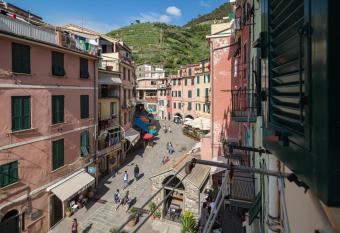 Nonna Rosetta Traditional Studio allows 18 year olds to book a room