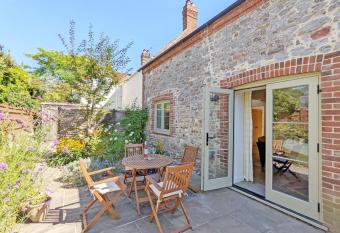 Hearnesbrook Barn , Emsworth allows 18 year olds to book a room