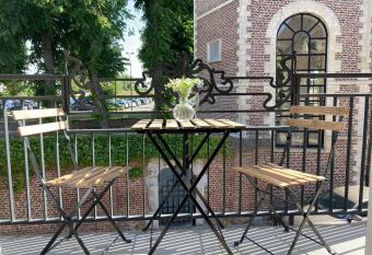 Le petit b  guinage has Balcony rooms