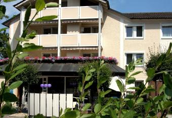 Best Breakfast - Hotel Justina allows 18 year olds to book a room