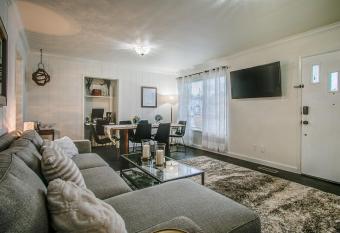 North Bend Downtown Cottage has rooms with a private hot tub