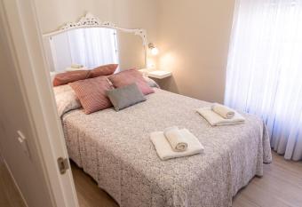 Apartamentos FAMORCAS Centro A y B allows 18 year olds to book a room