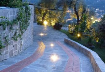 la gatta sul sentiero allows 18 year olds to book a room