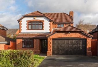 Drayton Manor House FREE parking allows 18 year olds to book a room