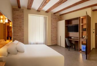 SH Suite Palace has Balcony rooms