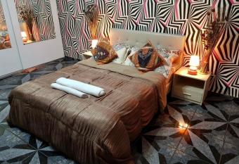 Lucky Studio Mall Vitan has rooms with a private hot tub