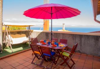 2 bedrooms house with sea view furnished terrace and wifi at Santa Cruz 1 km away from the beach has Balcony rooms