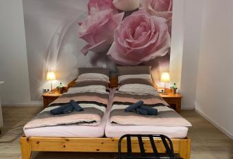 Home-Rose-Garden-G  stehaus kontaktloser Zugang allows 18 year olds to book a room