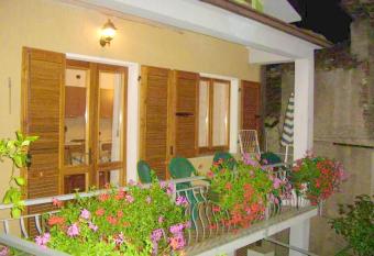 2 bedrooms appartement with furnished balcony and wifi at Prabione 8 km away from the beach has Balcony rooms