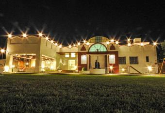 Casa Blanca - A Boutique Resort allows 18 year olds to book a room