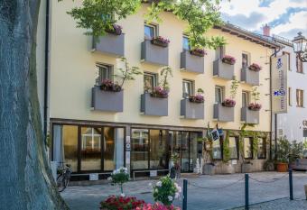 Hotel Brunner allows 18 year olds to book a room