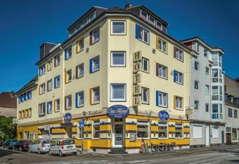 City Hotel allows 18 year olds to book a room