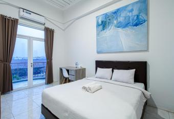 De 80 s Genteng Ijo allows 18 year olds to book a room