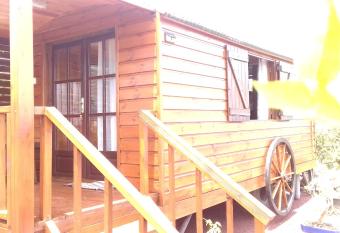 Ferme Lebon Papillon LA ROULOTTE allows 18 year olds to book a room