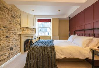 Number 6 Stamford - Boutique Grade II Listed Townhouse allows 18 year olds to book a room