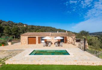 Can Jaume allows 18 year olds to book a room