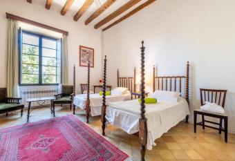 Son Vivot - doble estandar allows 18 year olds to book a room