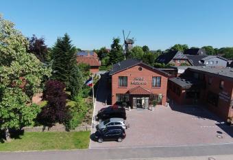 Hotel Wittensee Sch  tzenhof allows 18 year olds to book a room