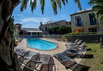 H  tel Le Leukos has Balcony rooms