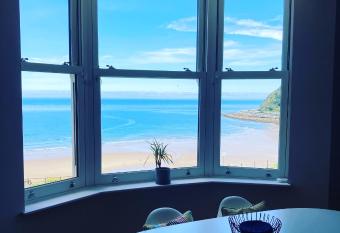 SEAVIEW North Bay Holiday Home Apartment Scarborough allows 18 year olds to book a room