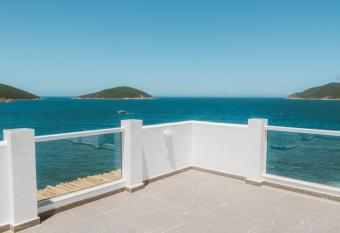 Casa Santorini Terrace allows 18 year olds to book a room