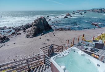 Surfscape Beach House, Private Beach & Ocean views allows 18 year olds to book a room